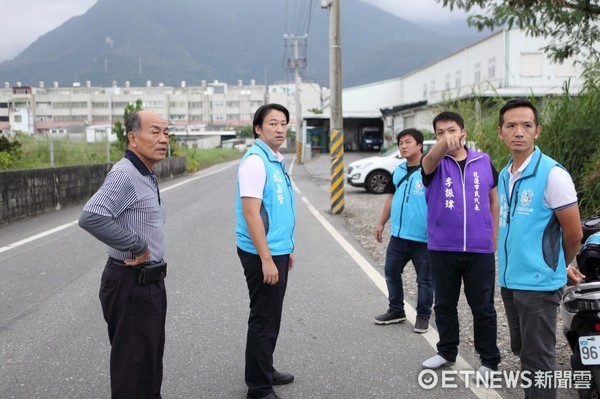 花蓮市長魏嘉賢會勘豐村易淹水地區，承諾盡力協助改善排水問題。（圖／花蓮市公所提供）