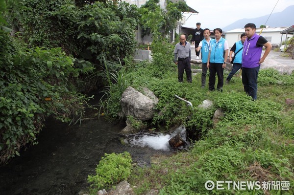 花蓮市長魏嘉賢會勘豐村易淹水地區，承諾盡力協助改善排水問題。（圖／花蓮市公所提供）