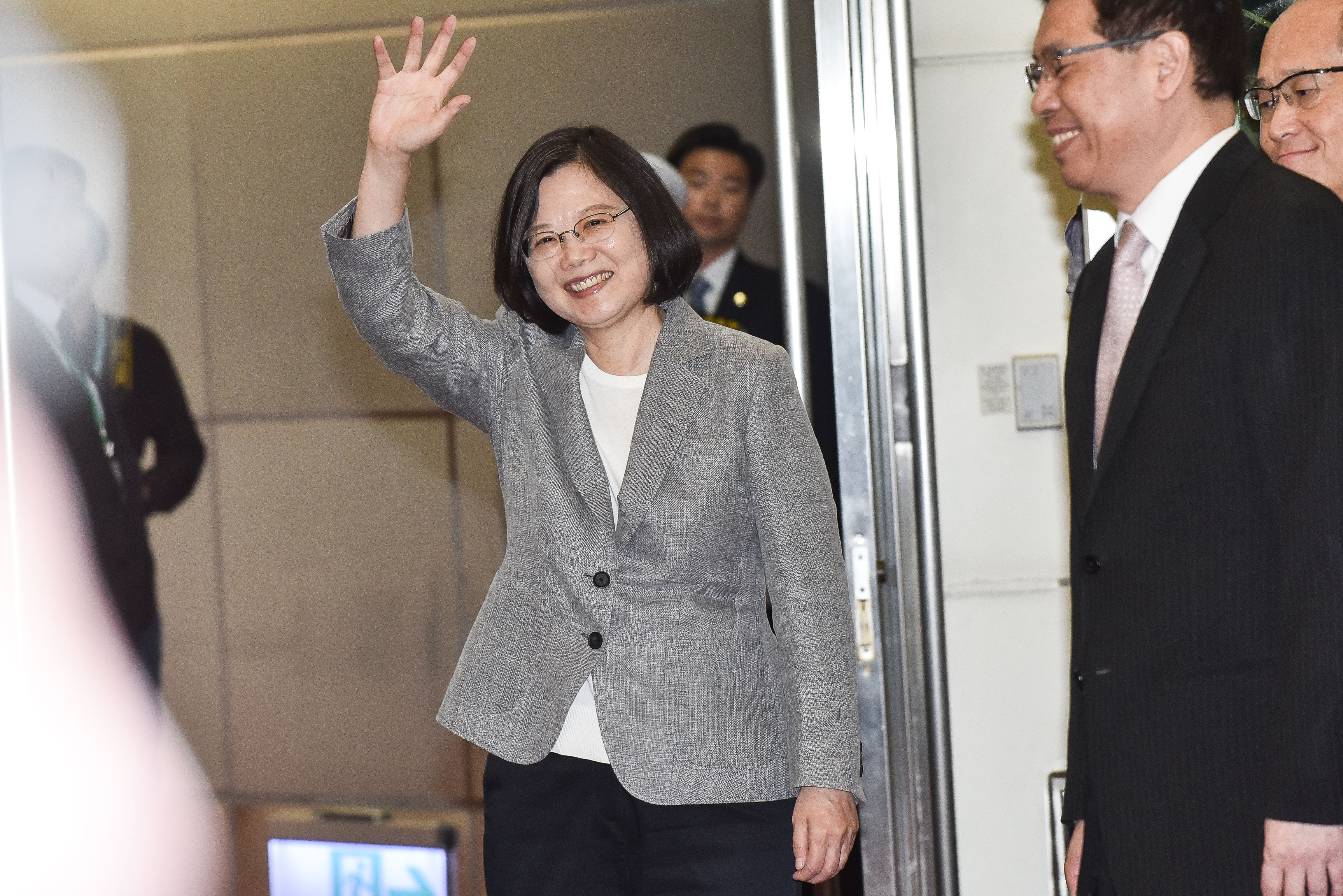 ▲▼蔡英文出訪南太平洋友邦機場談話。（圖／記者李毓康攝）