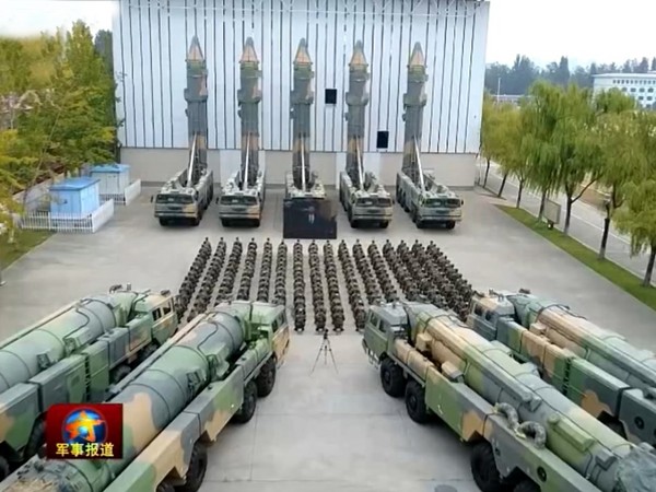 超重量級觀眾！火箭軍布陣8輛東風-21C導彈發射車觀看十九大轉播。（圖／翻攝自央視）