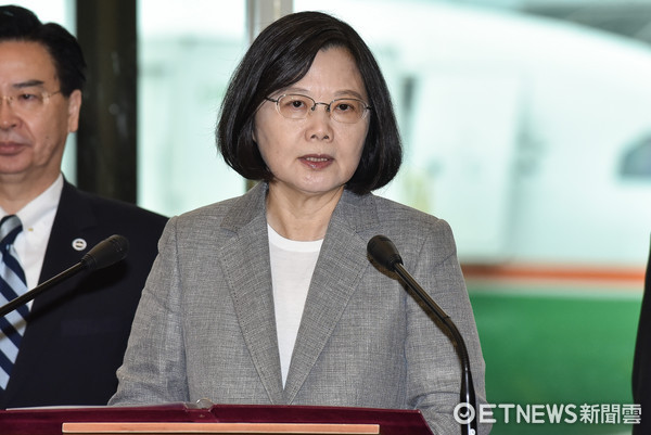 ▲▼蔡英文出訪南太平洋友邦機場談話。（圖／記者李毓康攝）