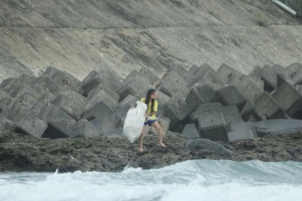 ▲▼   以為外澳海岸淨灘...下一秒整包垃圾直扔大海　網怒：太沒公德心（圖／翻攝自「爆廢公社」，下同）