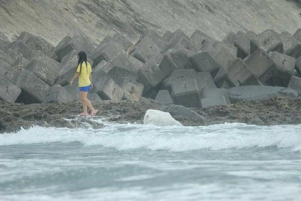 ▲▼   以為外澳海岸淨灘...下一秒整包垃圾直扔大海　網怒：太沒公德心（圖／翻攝自「爆廢公社」，下同）