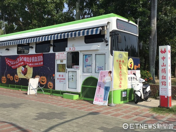 ▲台南捐血中台南公園的中山捐血車，將車頭與車身佈置成萬聖節熱閙氣氛，一整周的期間工作同仁有戴巫婆帽，與上車的捐血民眾一起歡樂捐血。（圖／記者林悅攝） 