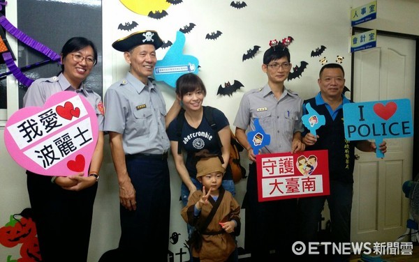 ▲台南市婦幼警察隊隊長陳福和（左二），化身虎克船長也親自下場與大小朋互動。（圖／警方提供）
