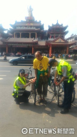 ▲台南市警交通警察大隊、新營分局與太子宮太子爺廟，在太子爺廟前舉辦高齡者交通安全宣導，並為長者裝警示燈及反光條等。（圖／警方提供）