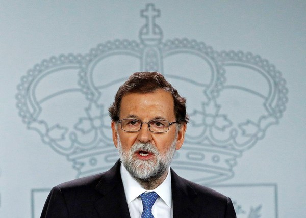 2017年10月27日，西班牙總理拉霍伊神情凝重宣布解散加泰隆尼亞議會。（東方IC）