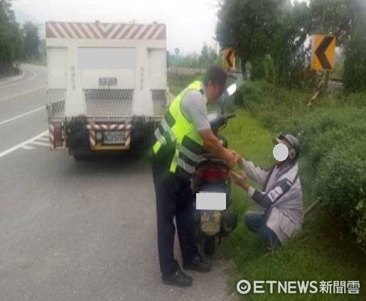 台東縣延平分駐所副所長林嘉祥及警員顏美福，提供礦泉水供解渴，還聯繫機車行前來載運維修，讓潘姓老兄弟順利完成這趟縱谷訪友之行。（圖／台東縣警察局提供）