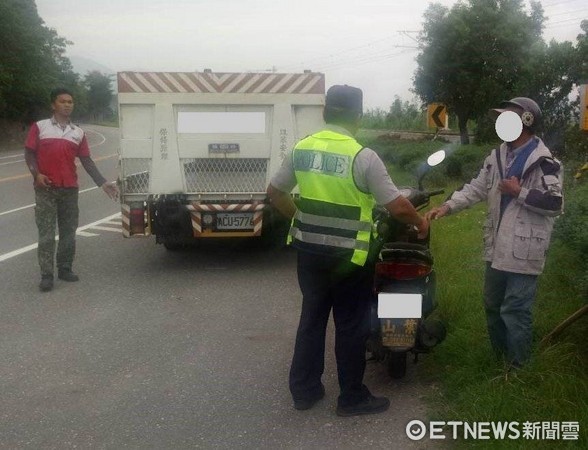 台東縣延平分駐所副所長林嘉祥及警員顏美福，提供礦泉水供解渴，還聯繫機車行前來載運維修，讓潘姓老兄弟順利完成這趟縱谷訪友之行。（圖／台東縣警察局提供）