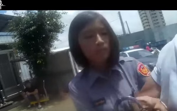 ▲▼ 白衣男闖紅燈摔筆嗆「7788啦」　網歪樓：正妹女警給簽名不好嗎（圖／翻攝自高雄市政府警察局粉專，下同）