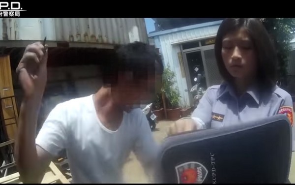 ▲▼ 白衣男闖紅燈摔筆嗆「7788啦」　網歪樓：正妹女警給簽名不好嗎（圖／翻攝自高雄市政府警察局粉專，下同）