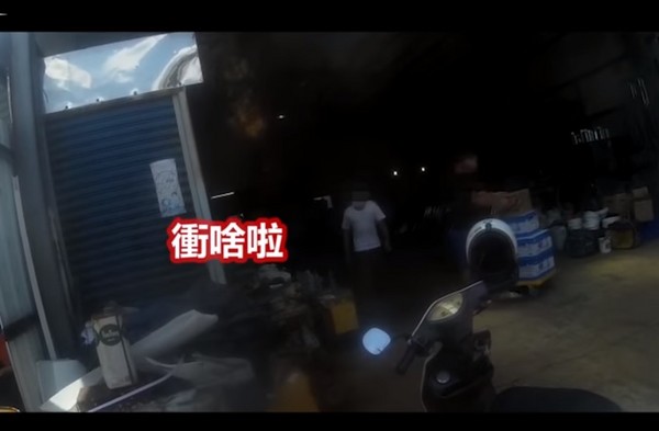 ▲▼ 白衣男闖紅燈摔筆嗆「7788啦」　網歪樓：正妹女警給簽名不好嗎（圖／翻攝自高雄市政府警察局粉專，下同）