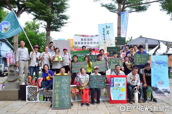 台東「環保減塑愛台東環境教育嘉年華」活動，在鐵花村熱鬧登場，現場設計各種體驗遊戲及DIY活動，吸引上千位民眾在遊戲中學習環境教育的概念。（圖／台東縣政府提供）