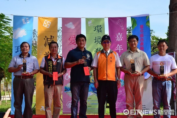 台東「環保減塑愛台東環境教育嘉年華」活動，在鐵花村熱鬧登場，現場設計各種體驗遊戲及DIY活動，吸引上千位民眾在遊戲中學習環境教育的概念。（圖／台東縣政府提供）