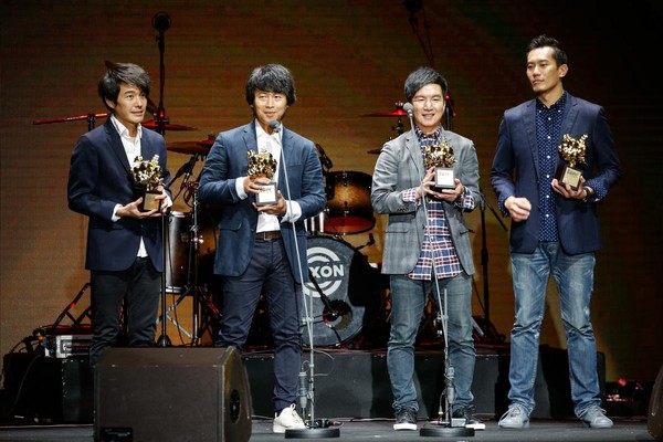  四分衛樂團拿下最佳現場演出獎，身兼典禮頒獎人、演出者及得獎者。