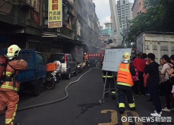 ▲新北市蘆洲今下午3時許傳死亡火警，一位民眾來不及逃生，趴在床上已成焦屍。（圖／記者林煒傑翻攝）