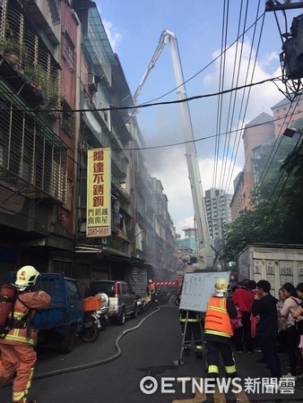 ▲新北市蘆洲今下午3時許傳死亡火警，一位民眾來不及逃生，趴在床上已成焦屍。（圖／記者林煒傑翻攝）