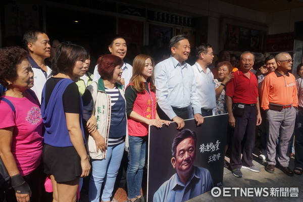 ▲民進黨台南市長初選參選人王定宇，在台南全美戲院舉辦首波競選影片發表會，300多位鄉親坐滿放映廳，齊聲為王定宇加油打氣。（圖／王定宇提供）