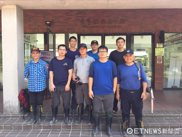 花蓮清水山步道二名登山客遭虎頭蜂螫咬受傷，警方獲報後上山救援，出動空勤直升機進行吊掛作業救援，送慈濟醫院治療。（圖／花蓮縣消防局提供）