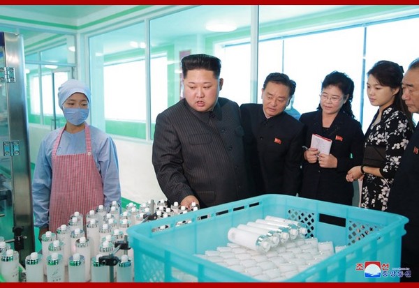 ▲▼北韓領導人金正恩視察化妝品工廠。（圖／翻攝自朝中社）