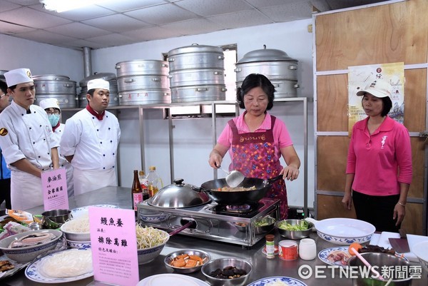 花蓮市阮弼真君文化祭大陳美食傳承教學第二梯次在阮弼真君廟登場，11名台灣觀光學院廚藝系學生將在11月11日親自掌廚，做為美食成果驗收。（圖／花蓮市公所提供）