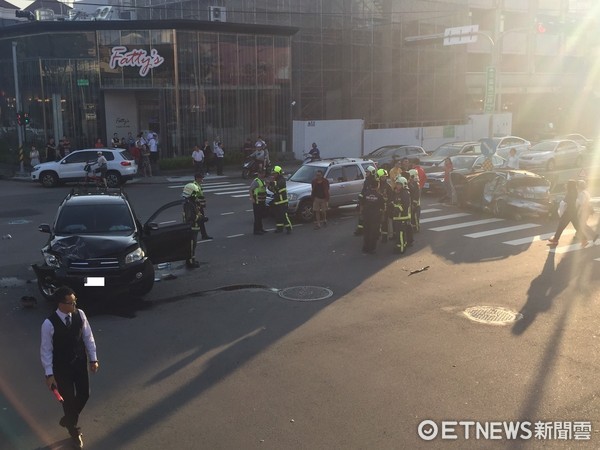 ▲▼台中南屯區公益路與惠文路口發生死亡車禍，休旅車駕駛追撞前車不治身亡。（圖／記者莊智勝翻攝）