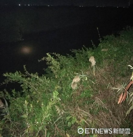 ▲台南市消防局據報於29日夜間在七股溪進行搜救行動。（圖／記者林悅翻攝）  