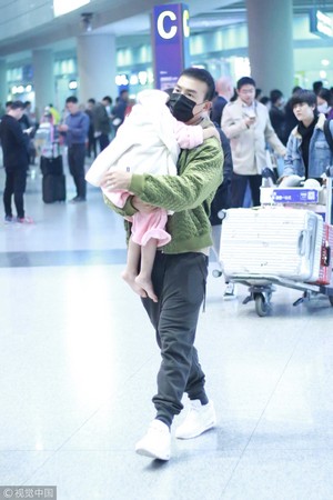 ▲▼劉畊宏29日抱著小泡芙現身北京機場。（圖／CFP）