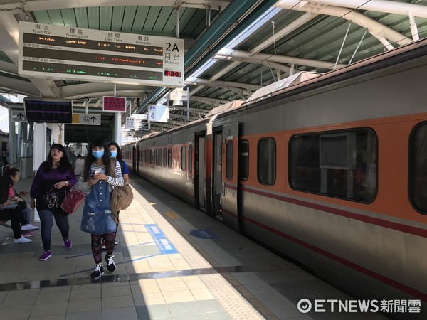 ▲台鐵月台搭車人潮。（圖／記者賴文萱攝）