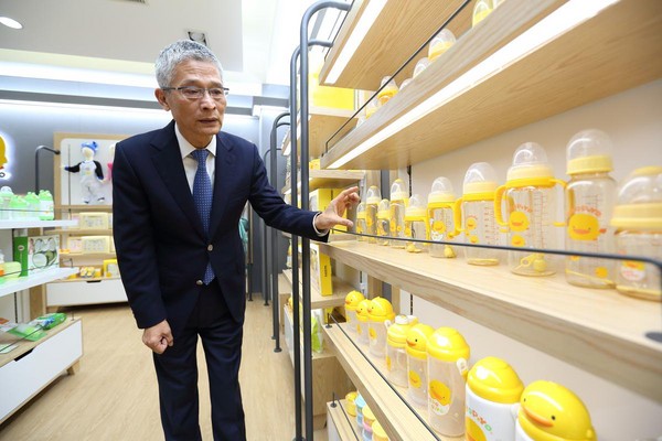 東凌集團從生產奶瓶、奶嘴起家，是第一家本土嬰幼用品品牌商。