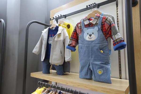 東凌也做小童外出服，每季約有200款新品推出。