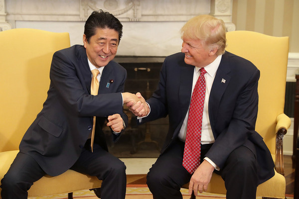 ▲▼美國總統川普曾於美東時間2月11日會見日本首相安倍晉三，兩人透過「小白球」拉近彼此關係。（圖／達志影像／美聯社）