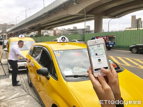 ▲uberTAXI正式上線，初期在台北率先登場，比照小黃費率收費，僅收現金。（圖／記者賴文萱攝）