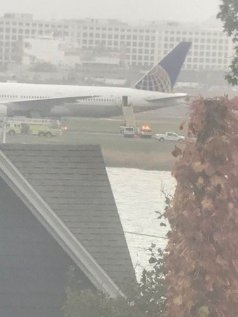 ▲▼　聯航機艙突然冒煙，緊急迫降於波士頓。（圖／翻攝自推特／@AndreaWBZ）