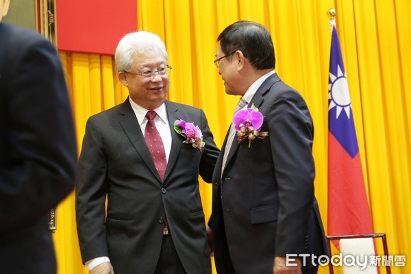 ▲台電前董事長朱文成（左）與新任董事長楊偉甫。（圖／記者徐珍翔攝）