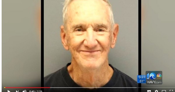 ▲美國77歲男子因攻擊女網友被起訴。（圖／取自YouTube／WAVY TV 10）