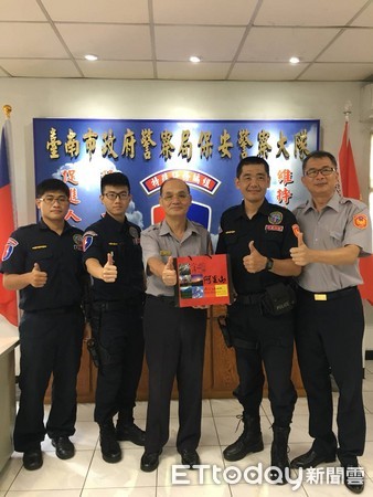 ▲台南市警局副局長林金郎及保安大隊副大隊長蔡宗憲，至南區特殊任務編組隊部頒發破案茶。（圖／警方提供）