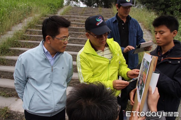 台東縣長黃健庭前往中華大橋視察防砂水覆蓋修護進度，指示在近期內完成水畦的修復，還給民眾清新空氣。（圖／台東縣政府提供）