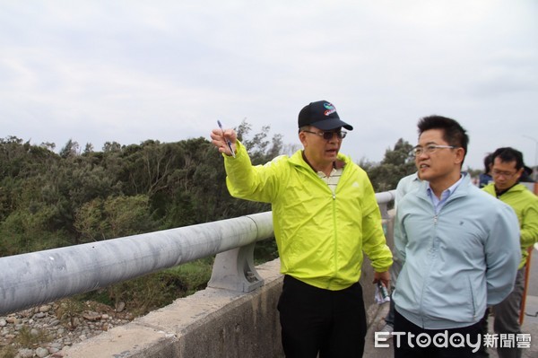 台東縣長黃健庭前往中華大橋視察防砂水覆蓋修護進度，指示在近期內完成水畦的修復，還給民眾清新空氣。（圖／台東縣政府提供）