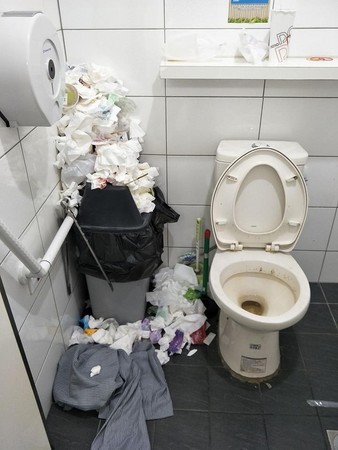 衛生紙爆出垃圾桶，地上還有一件褲子！網友秒懂為什麼很多超商都不願意開放廁所給民眾使用。（圖／翻攝自爆料公社）