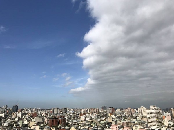 ▲桃園上空出現陰陽天。（圖／台灣天氣論壇粉絲專頁授權提供）