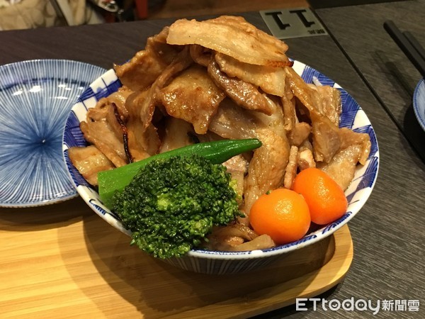 ▲每碗丼飯均用堆積如山的肉片覆蓋，淋上獨門醬汁後，再搭配香氣四溢的蒜片或碎蔥末，讓燒肉的甜美在口中四溢，形成絕佳風味。（圖／記者林悅攝）