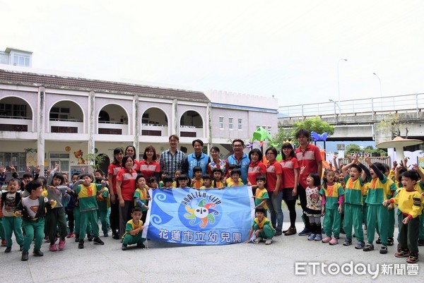 花蓮市長魏嘉賢授旗給花蓮市立幼兒園參賽隊伍，期許他們在客語歌唱表演類幼兒園組裡勇奪冠軍，同時承諾屆時親自到現場加油。（圖／花蓮市公所提供）