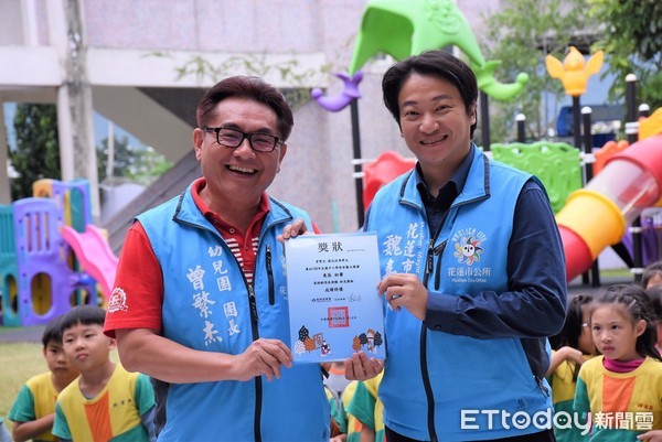 花蓮市長魏嘉賢授旗給花蓮市立幼兒園參賽隊伍，期許他們在客語歌唱表演類幼兒園組裡勇奪冠軍，同時承諾屆時親自到現場加油。（圖／花蓮市公所提供）