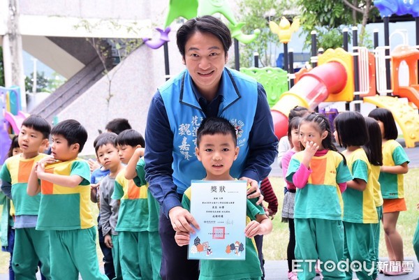 花蓮市長魏嘉賢授旗給花蓮市立幼兒園參賽隊伍，期許他們在客語歌唱表演類幼兒園組裡勇奪冠軍，同時承諾屆時親自到現場加油。（圖／花蓮市公所提供）