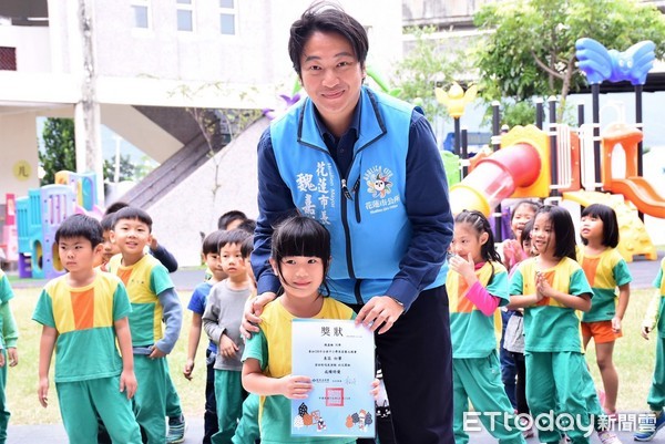 花蓮市長魏嘉賢授旗給花蓮市立幼兒園參賽隊伍，期許他們在客語歌唱表演類幼兒園組裡勇奪冠軍，同時承諾屆時親自到現場加油。（圖／花蓮市公所提供）