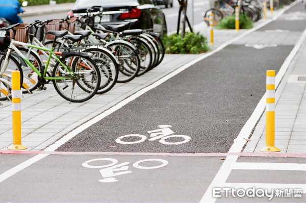 新生南路自行車道,運動休閒,節能減碳,人行道透水鋪面。（圖／記者李毓康攝）