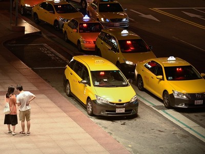 運將大哥沿路聊不完？「搭計程車4大窘境」上班族超有感