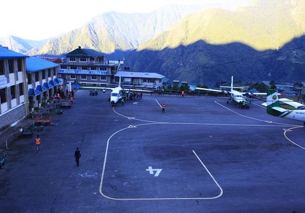 「丹增希拉瑞機場」只有4個停機坪，小飛機經常是4進4出，完全不耽誤時間。