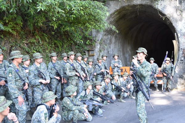 ▲▼陸軍航空特戰指揮部特三營執行「山隘行軍」訓練，同時深化偏鄉全民國防教育。（圖／陸軍提供）